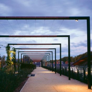 aluminium ovaal kokermast met technische groeven